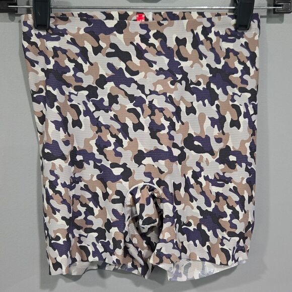 🐢 Spanx Light Control Perforated Shorts  Size S/P in camo - Picture 1 of 11